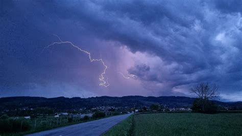 Orages : le département de la Loire placé en vigilance .